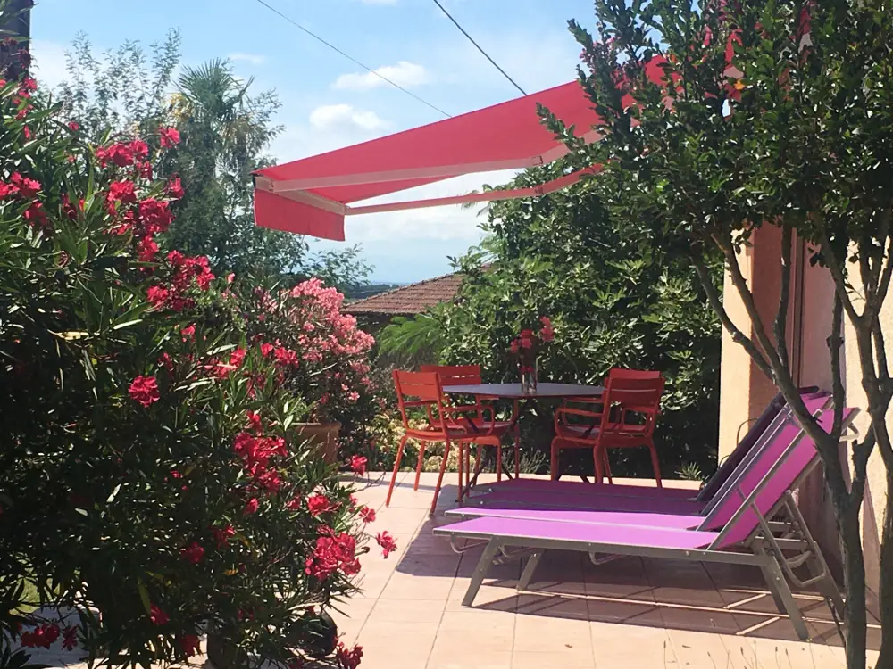 Transats de jardin et bains de soleil sur terrasse fleurie pour farniente