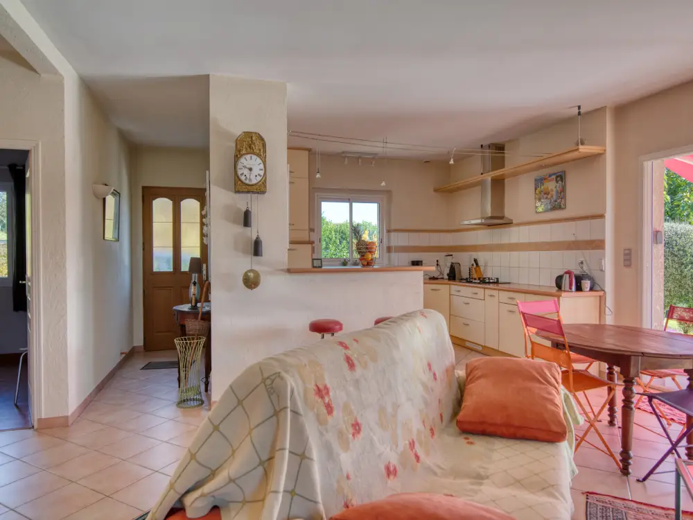 Cuisine moderne entièrement équipée avec bar et vue sur le séjour