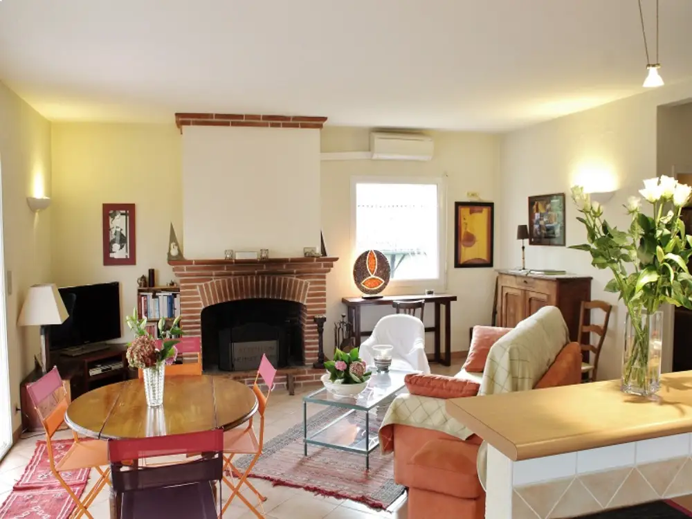 Grande pièce à vivre lumineuse avec salle à manger et décoration soignée