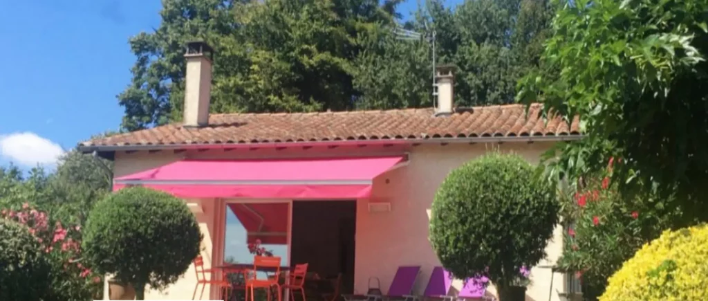 Façade du Gîte Au Bouzigues avec terrasse ombragée à Monlaur-Bernet dans le Gers