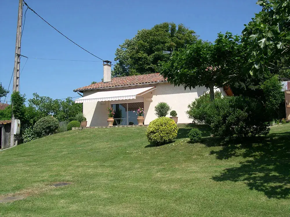 Vue panoramique du jardin arboré du gîte de charme à Monlaur-Bernet dans le Gers