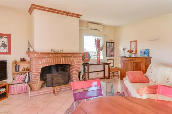 Vue d'ensemble de la propriété entière du Gîte Au Bouzigues à Monlaur-Bernet dans le Gers
