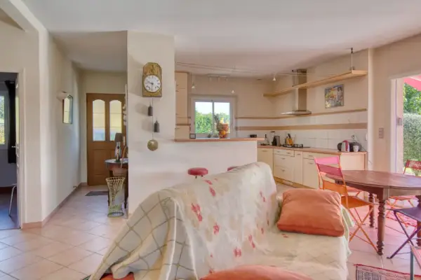 Aménagement intérieur et grand espace de vie lumineux de la location de vacances Au Bouzigues